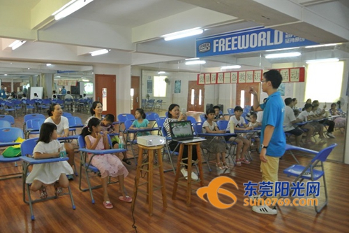 社工为参与的家庭讲解急救知识 社工为参与的家庭讲解急救知识